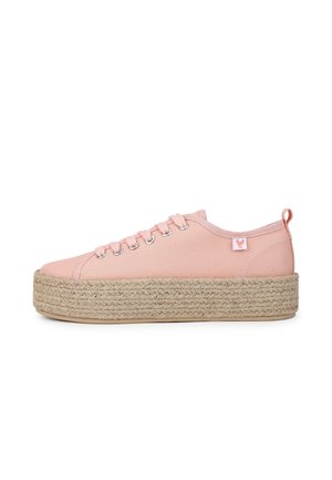 Zapatilla de lona rosa con suela de plataforma de yute texturizada, ojales metálicos y una pequeña etiqueta de logo en el talón. Superficie lisa con puntera redonda.