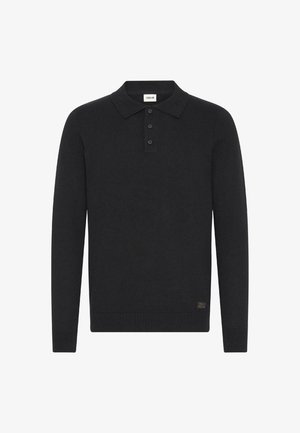 Suéter negro de pullover con un clásico cuello tipo polo, tapeta de tres botones, puños y dobladillo de canalé, y un detalle de etiqueta tejida en la parte inferior.