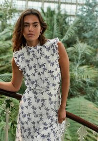 Next KEW COLLECTION  PLEATED RUFFLE  REGULAR FIT - Vardagsklänning - white and navy floral
