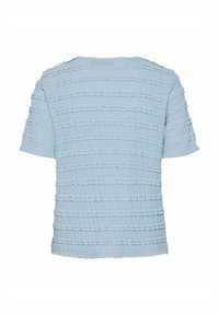 Gaiši zils īsām piedurknēm tops, kas izceļas ar faktūras dizainu ar horizontālām rievām. Audums ir mīksts un nedaudz sakungots.