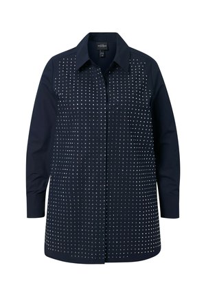 Marineblauwe shirt met lange mouwen, een kraag en een knoopsluiting aan de voorkant. Heeft een patroon van zilveren studs over de borst en rug.