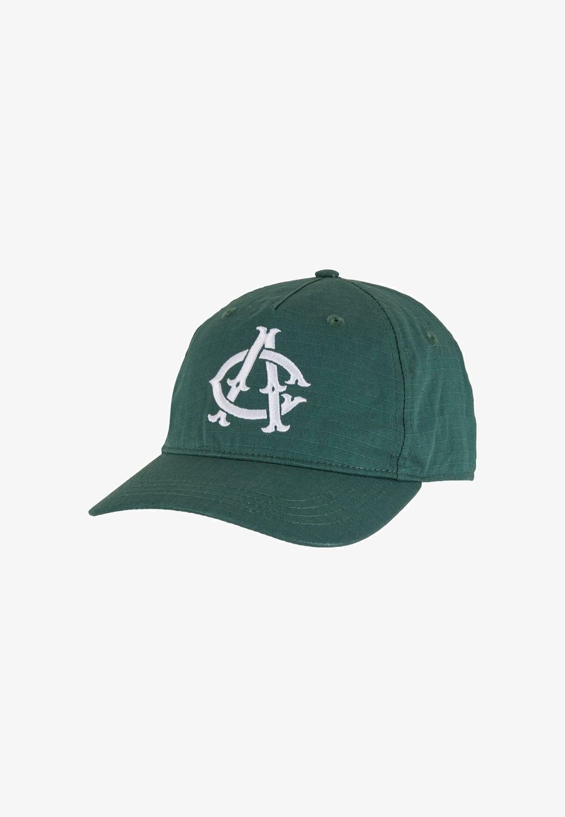 Grüner Baseballcap aus Stoff mit glatter Textur. Mit einem weißen, gestickten Logo vorne und einem gebogenen Schild.
