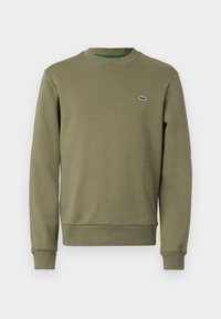 Sudadera verde oliva hecha de tela suave, con un cuello redondo, puños acanalados y un logotipo bordado en el lado izquierdo del pecho.