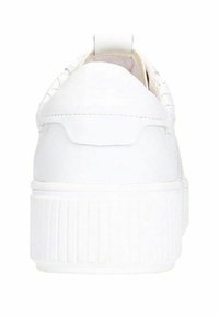 Witte sneaker met een upper van textuurleer, ronde neus, geribbelde zool en gestikte accenten. Voorzien van een trekband aan de hiel voor gemakkelijk aan- en uittrekken.