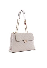 Beżowa pikowana skórzana torebka z złotymi łańcuszkami jako paski, zamknięciem na klapę oraz złotym logo "G" z przodu, na białym tle.