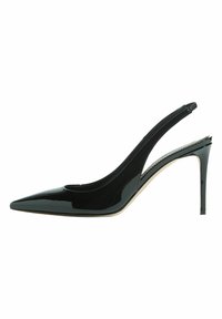 Zapato de salón de charol negro, con punta afilada, tacón stiletto alto, textura suave, diseño minimalista y cortes abiertos en los lados.