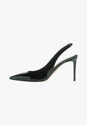 Zwarte gepatenteerde leren slingback pump, spitse neus, hoge stiletto hak, gladde textuur, minimalistisch design, open zijkanten.