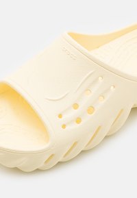 Crocs ECHO SLIDE UNISEX - Klompe - buttercream