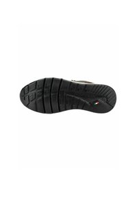 Semelle de chaussure en caoutchouc noir avec surface texturée, présentant des rainures profondes pour l'adhérence et un petit détail du drapeau italien près du talon.