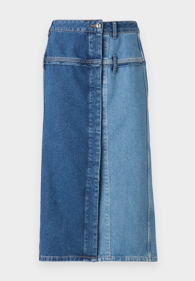 Farmernadrág szoknya színblokkkal, sötétkék egyik oldalon és világoskék a másikon, gombos záródással és zsebekkel.