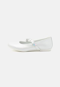 Weiße Leder-Ballettschuhe mit runder Zehenpartie, dekorativem Riemen mit Blumenakzenten und flacher Sohle. Glatte Textur und minimalistisches Design.