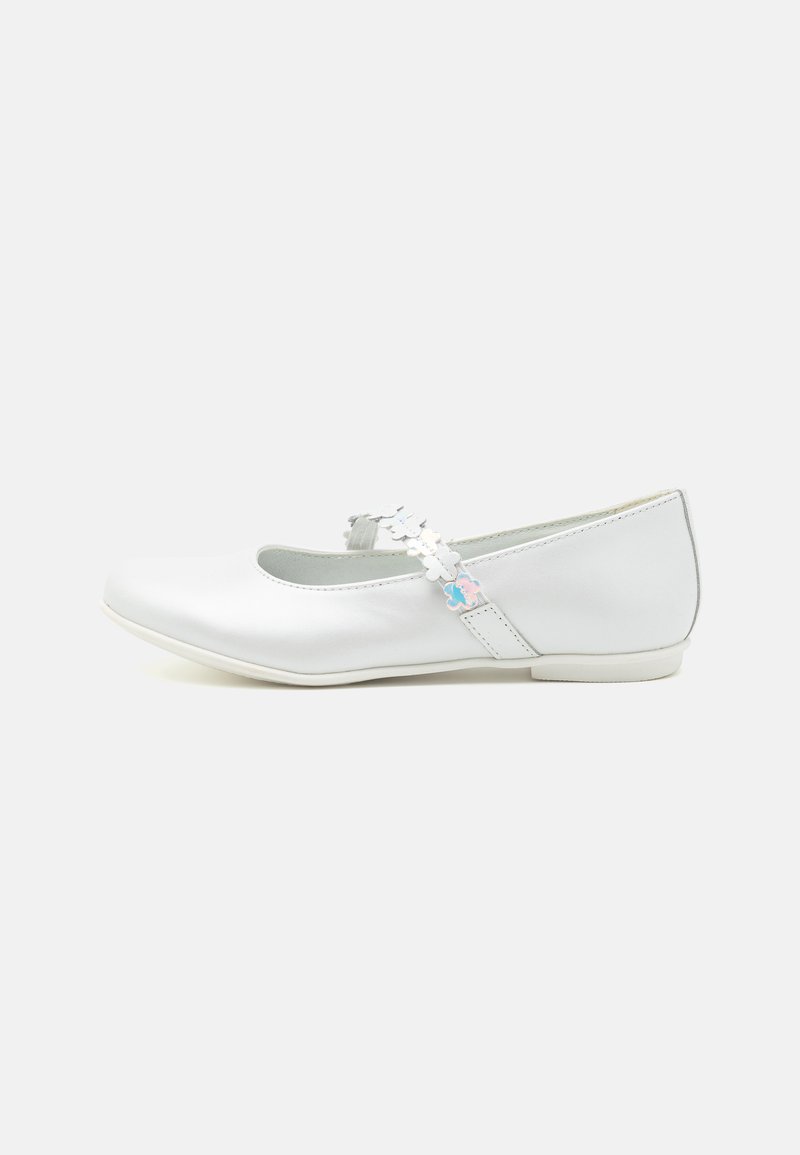 Weiße Leder-Ballettschuhe mit runder Zehenpartie, dekorativem Riemen mit Blumenakzenten und flacher Sohle. Glatte Textur und minimalistisches Design.