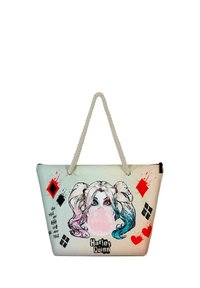 Bolsa de tela con un gráfico de un personaje con chicle, cabello rosa y azul, rodeado de un patrón de diamantes rojos y negros, con un asa de cuerda.