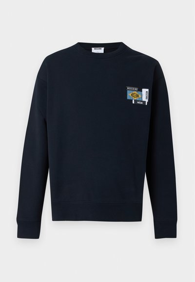 Μαύρο φούτερ Moschino με μακριά μανίκια, στρογγυλή λαιμόκοψη και μικρό πολύχρωμο λογότυπο στο αριστερό στήθος.