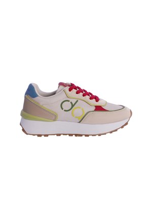 Zapatilla deportiva beige con parte superior de malla, acentos coloridos en rojo, verde y azul, suela intermedia blanca gruesa y suela de goma texturizada.