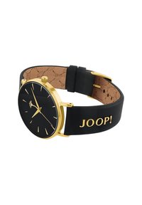 Schwarze Uhr mit einem runden Gehäuse in Goldtönen, schwarzem Zifferblatt, goldenen Stundenmarkierungen und einem Lederarmband mit geprägtem Detail und "JOOP!"-Logo.