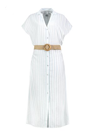 Weißes Midi-Hemdkleid mit hellblauen vertikalen Streifen, kurzen Ärmeln, Frontknöpfen und einem beigen Gürtel mit runder Schnalle in der Taille.