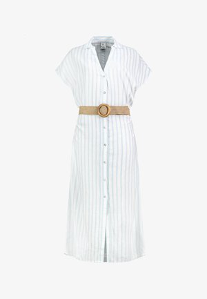 Weißes Midi-Hemdkleid mit hellblauen vertikalen Streifen, kurzen Ärmeln, Frontknöpfen und einem beigen Gürtel mit runder Schnalle in der Taille.