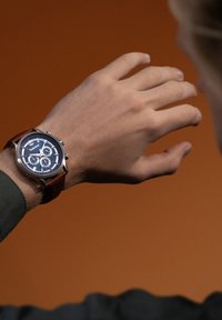 Orologio cronografo con quadrante blu, hardware argento e cinturino in pelle marrone. Presenta sottodial e dettagli testurizzati sulla cassa.