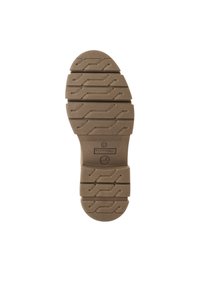 Semelle de chaussure en caoutchouc marron avec un motif de bande de roulement texturé, comportant des rainures et des arêtes pour l'adhérence et la stabilité. Logo circulaire au niveau du talon.