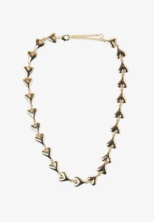 Guldtonet halskæde med en række skinnende hjerteformede led. Hvert led er forbundet af små kæder, med en lukning.