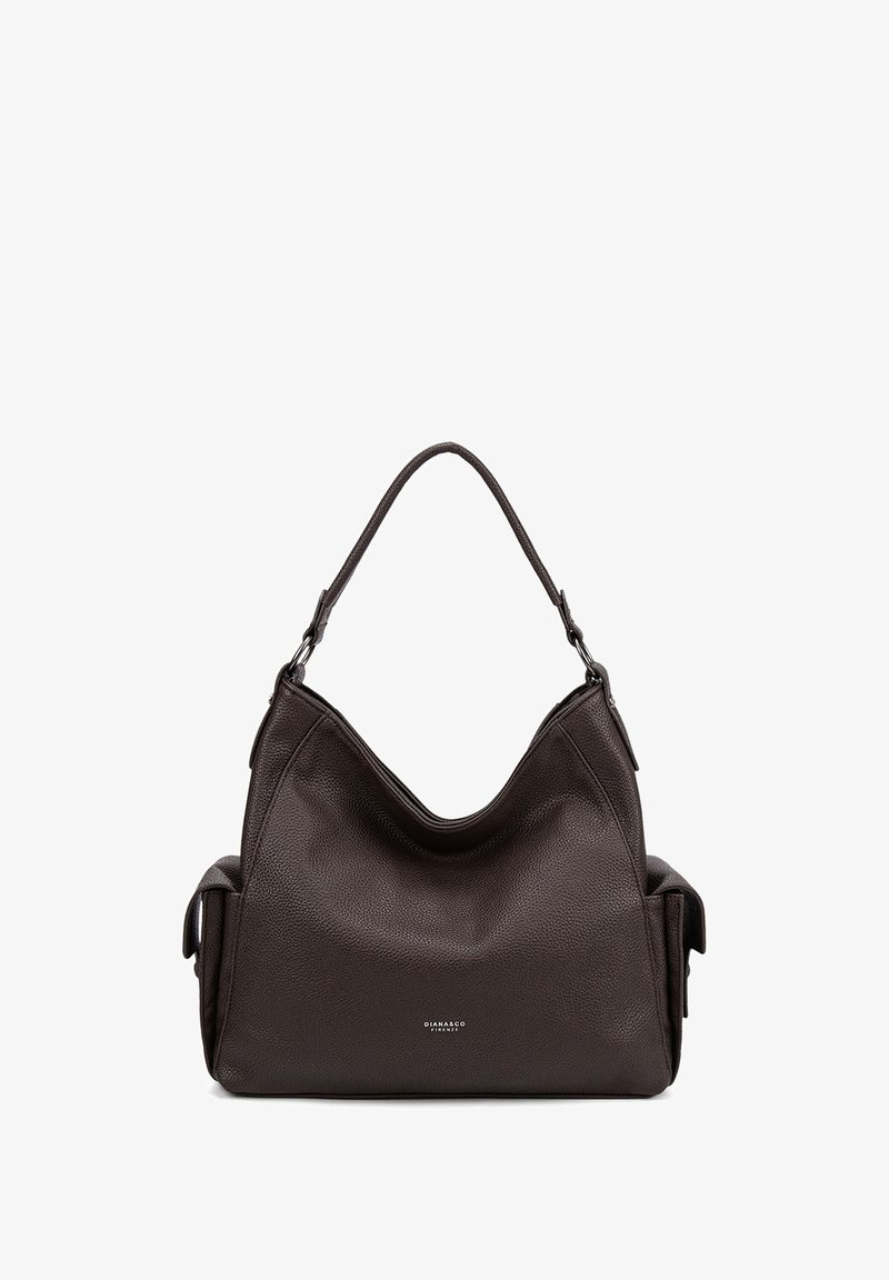 Borsa a spalla in pelle marrone scuro con design hobo, presenta una parte superiore curva, superficie testurizzata e tracolla regolabile. Contrassegnata con il logo del marchio.