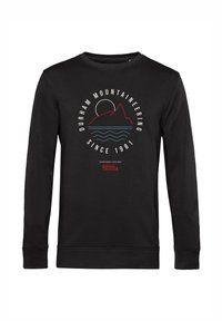 Černá bavlněná mikina s dlouhým rukávem. Má kulatý grafický motiv s horou, sluncem a vlnitými čarami v červené a modré barvě.