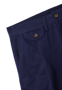 Marineblaue Hose mit einem strukturierten Fischgrätmuster, ausgestattet mit einer Knopftasche und flachem Schnitt. Klassischer Schnitt mit schlanker Form.