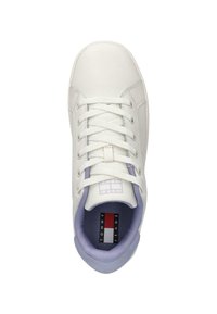 Witte sneaker met een glad leren bovenwerk, voorzien van een paarse accenten op de kraag en tong, en een plat veterontwerp.