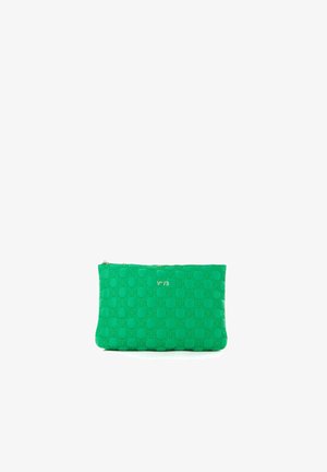 Borsa a pochette verde con motivo geometrico in rilievo, texture liscia, dettaglio logo dorato e chiusura con zip. Forma rettangolare compatta.