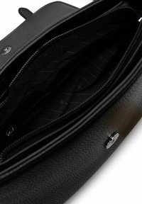 Interior de un bolso de cuero negro con múltiples compartimentos, textura suave, cierres de cremallera y un forro estampado con sutiles rayas.