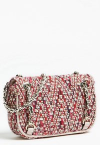 Mała prostokątna torebka z tkaniny w kolorach czerwonym, różowym, białym i purpurowym, z detalami ze srebrnego łańcuszka na białym tle.
