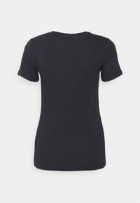 Svart kortärmad t-shirt gjord av mjukt, texturerat tyg. Har en klassisk rund halsringning och en avslappnad passform, utan synliga tryck.