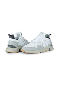 Scarpe sportive bianche e grigie con una tomaia in rete, dettagli in suede, suola in gomma e un tallone a contrasto. Design moderno e multilayer.