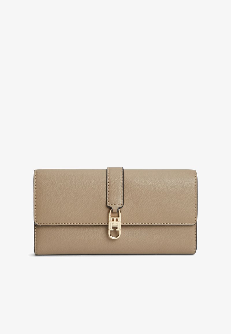 Portefeuille en cuir beige avec un rabat et un fermoir doré comportant une petite boucle rectangulaire.