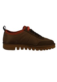 Brązowe sneakersy z wyściółką z nylonu, pomarańczowymi akcentami, czarnymi sznurówkami oraz grubą, teksturowaną gumową podeszwą o segmentowanym wzorze.
