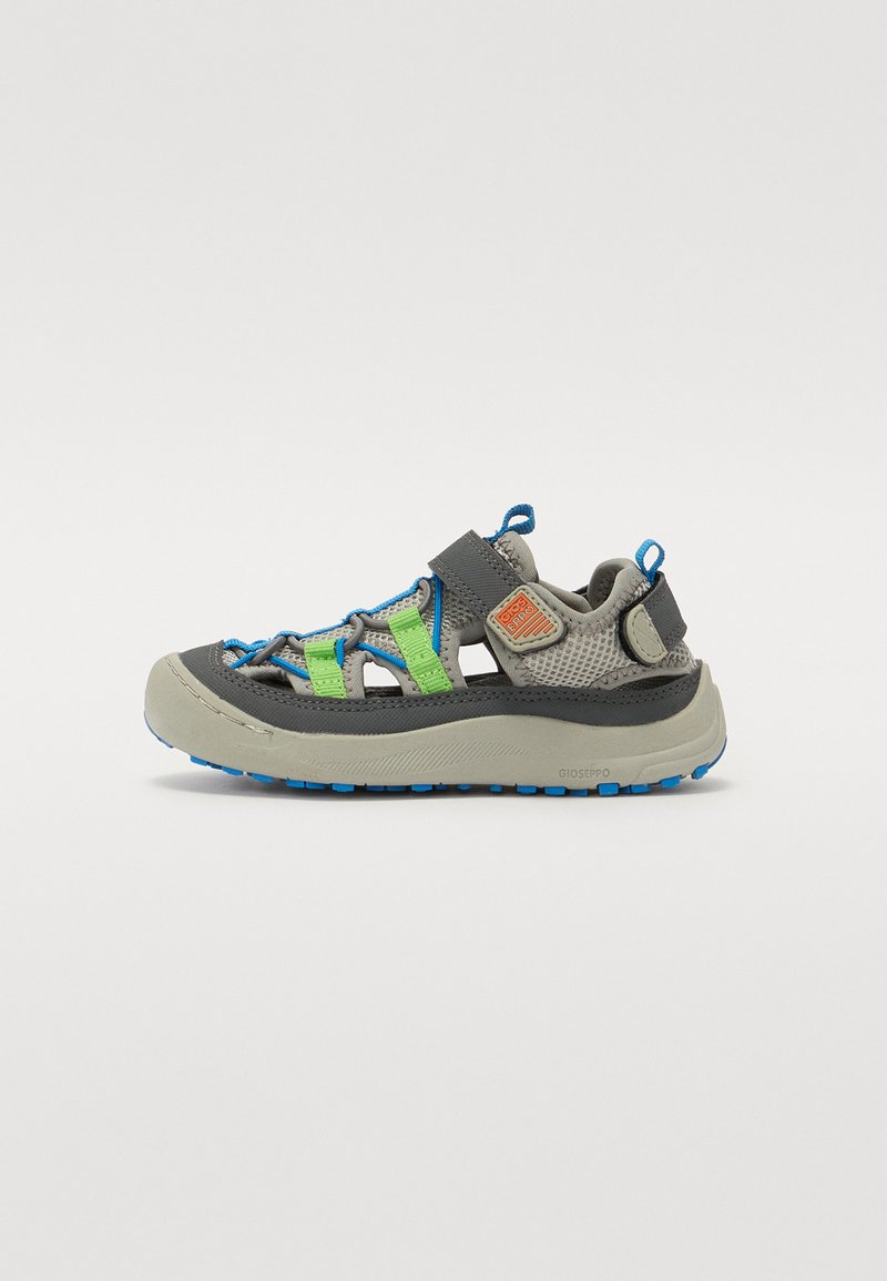 Sportsandaler i grått och mörkblått med gröna detaljer, ovandel i mesh, justerbara remmar och texturerad sula för grepp och stabilitet.