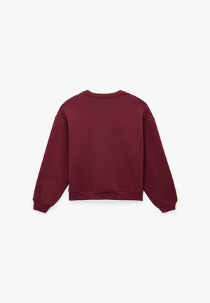 Bordeaux crew neck sweatshirt met lange mouwen, geribbelde manchetten en onderrand, vanaf de achterkant weergegeven op een witte achtergrond.