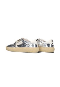 Sneakers metallici argento con finitura testurizzata, dettagli bianchi e suola in tessuto naturale intrecciato. Presentano un design con lacci e un logo in contrasto.