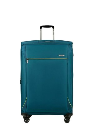 Grande valise souple de couleur bleu sarcelle avec quatre roues pivots noires, une poche avant zippée et une poignée télescopique noire étendue.