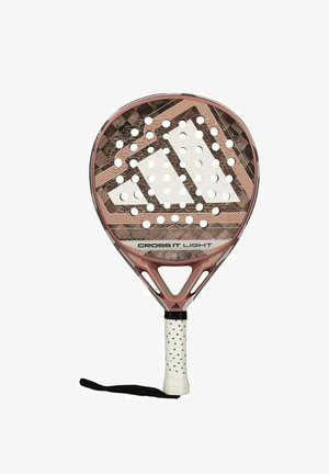 Racchetta da paddle con una faccia arrotondata, rosa e marrone con texture, caratterizzata da grandi fori, logo centrale e impugnatura bianca con texture e cinturino per il polso.