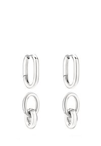 Silverfärgade hoopsörhängen har en förlängd oval form på toppen med sammanlänkade cirkulära länkar nedanför. Slät yta med polerad finish.