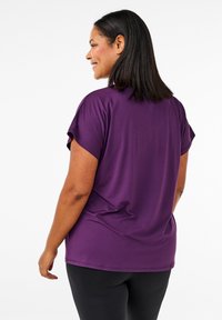 Active by Zizzi LOCKERES V-AUSSCHNITT - T-Shirt basic - purple pennant