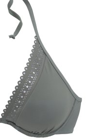 Grau-Bikini-Oberteil in dreieckiger Form, mit gewellten Kanten und Ausschnitten an den Seiten. Hergestellt aus glattem, dehnbarem Stoff.