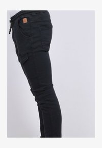 Non sélectionné, bleu marine