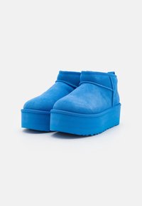 UGG Kotníkové boty na platformě - blue