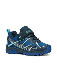 Zapatilla de senderismo deportiva en azul con parte superior de malla transpirable, suela de goma, franjas reflectantes, correa ajustable y acentos texturizados.
