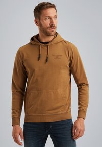 Sudadera con capucha marrón hecha de una mezcla de algodón, con un bolsillo frontal, cordones ajustables y un pequeño logo en el pecho.