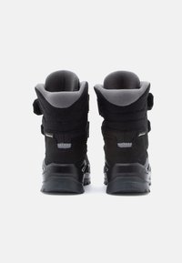 Μαύρα μποτάκια πεζοπορίας με υφαντή επένδυση, ενισχυμένη φτέρνα και ρυθμιζόμενους ιμάντες. Διαθέτουν μαλακή γκρίζα επένδυση και ανθεκτική καουτσούκ σόλα.