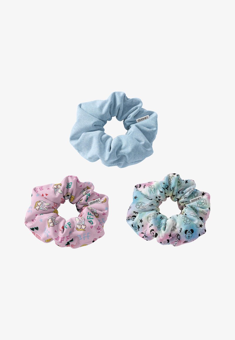 Trois chouchous en tissu : bleu clair, rose avec des imprimés de dessins animés et pastel avec des contours de personnages ; texture douce, design élastique, motifs variés.